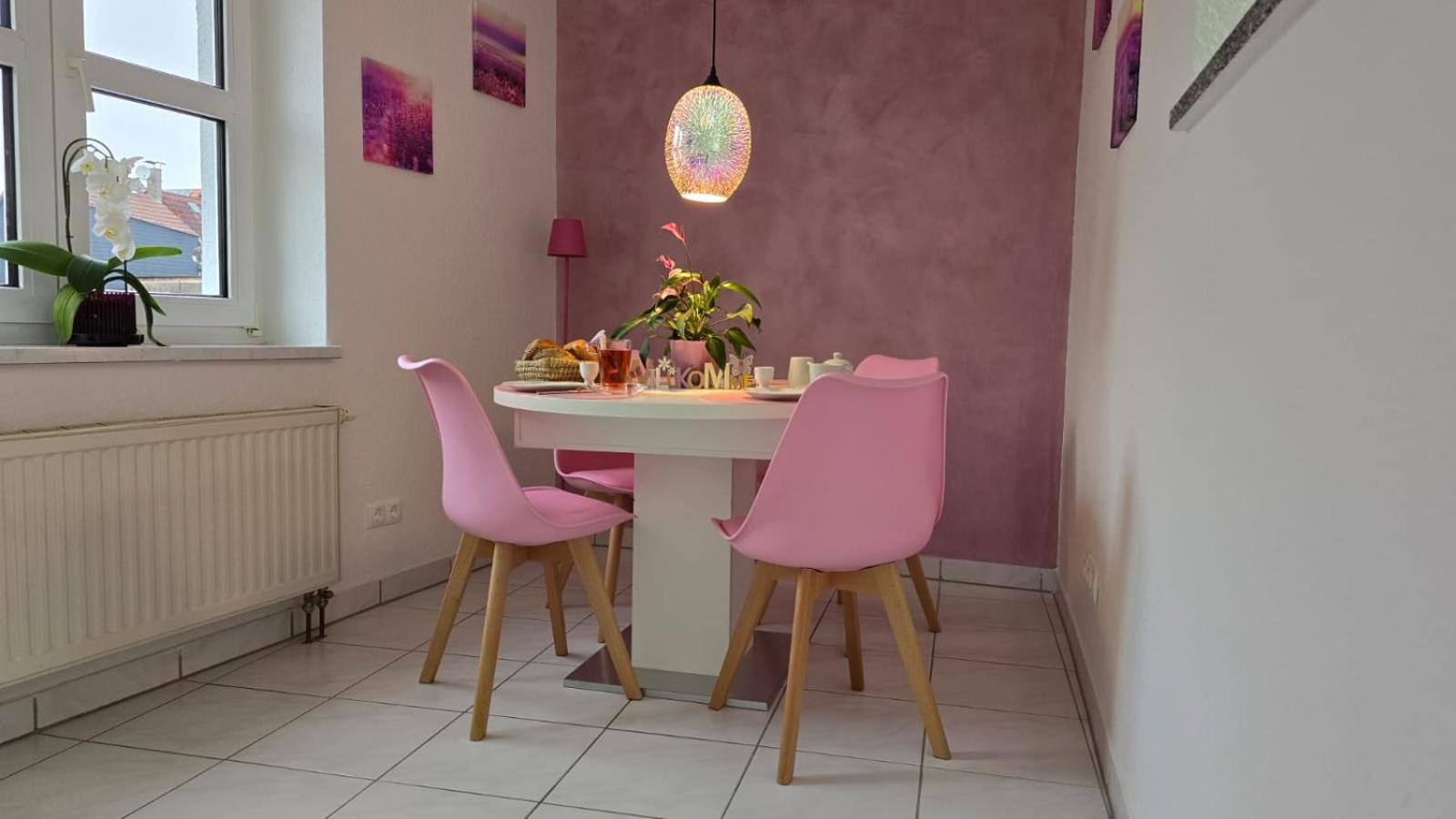 Happy Homes Pink - Up To 5 - Kueche - W-Lan - Netflix - Honig - Badewanne Nidda Dış mekan fotoğraf